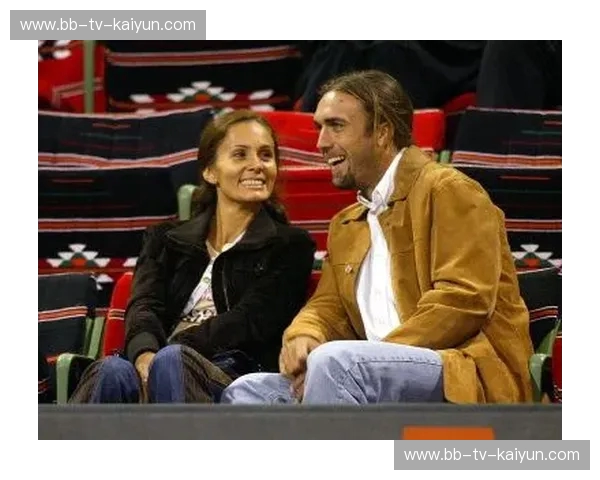 红白与红黑的灵魂博弈：圣菲联合vs老男孩，阿根廷腹地的狂热史诗